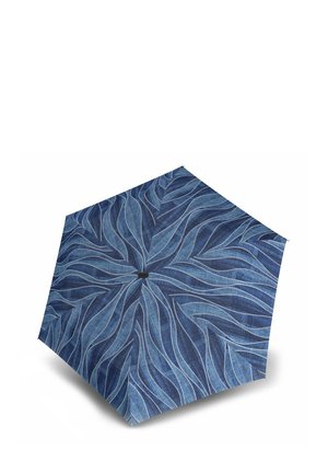 Ombrello blu con motivo a foglia ondulata in varie tonalità di blu e un bottone nero centrale in cima.