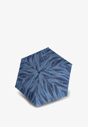 Blauwe paraplu met een golvend bladpatroon in verschillende tinten blauw en een centrale zwarte knop bovenop.