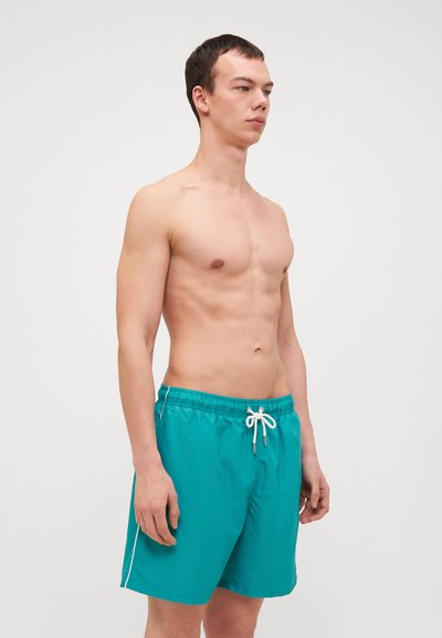 Pantaloni de baie turquoise, confecționați dintr-un material ușor, având un brâu elastic cu șnur alb și dungi laterale.