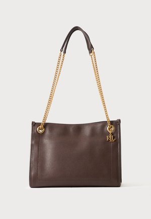 Sac à main en cuir marron foncé avec des anses en chaîne dorée et un petit charm doré avec le logo RL suspendu sur le côté droit.