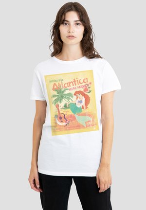 Weißes Baumwoll-T-Shirt mit einem bunten Grafikdesign einer Meerjungfrau mit einer Gitarre, Palmen und dem Text "Grüße aus Atlantica, Ocean Parade."