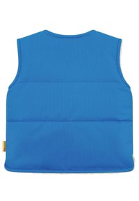 Gilet imbottito blu con una superficie liscia. Ha un collo rotondo, senza maniche, e un design cucito sulla schiena. Branding minimalista all'orlo.
