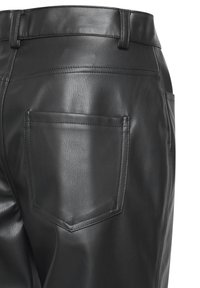Pantaloni in pelle nera con una tasca posteriore a design rettangolare e dettagli di cucitura visibili. Texture liscia e forma strutturata.