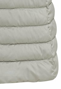 Lichtgrijs donsdekentje met een doorgestikt design. Voorzien van horizontale stiksels en een gladde textuur. Zacht, gewatteerd uiterlijk.