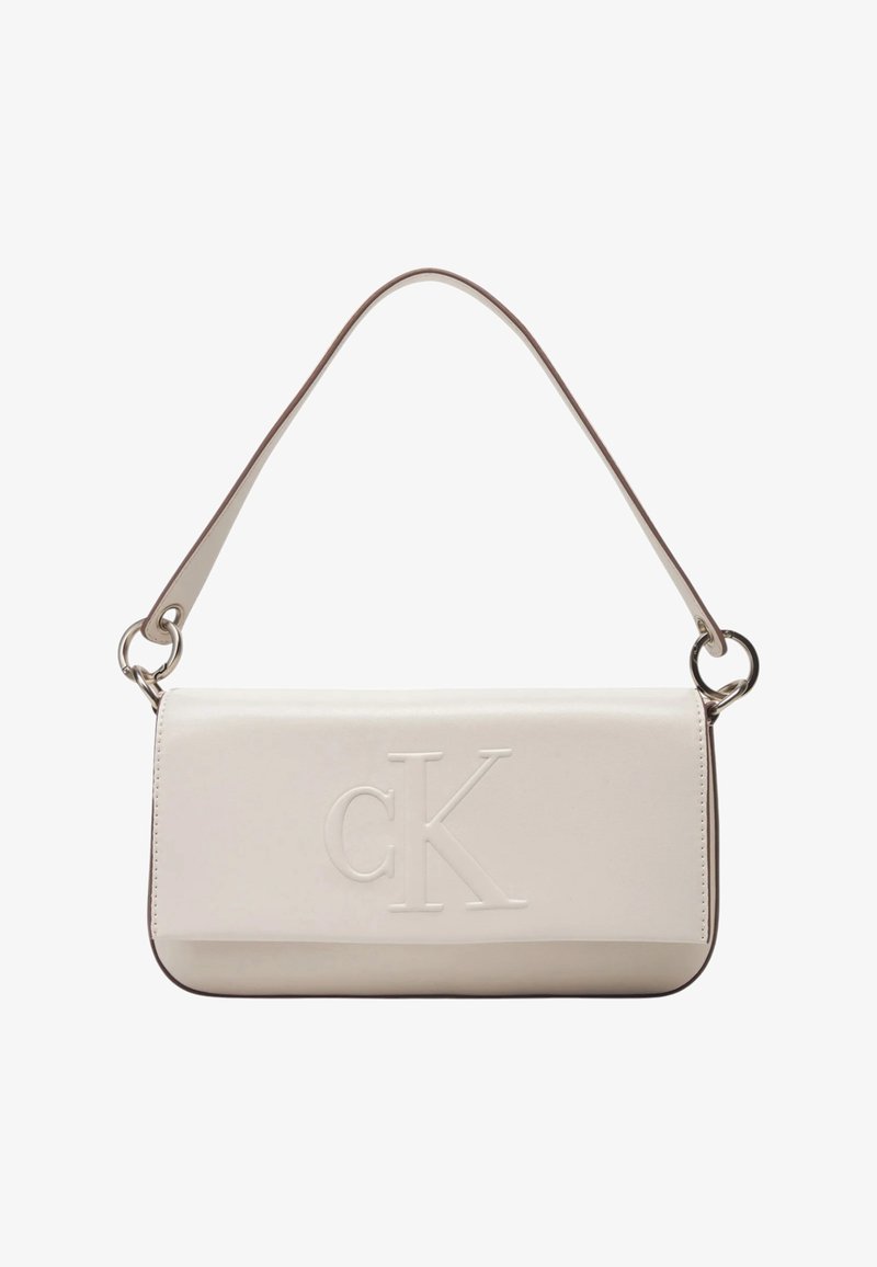 Biała skórzana torba na ramię z wytłoczonym logo 'CK', smukły prostokątny design, mała rączka, srebrne detale.