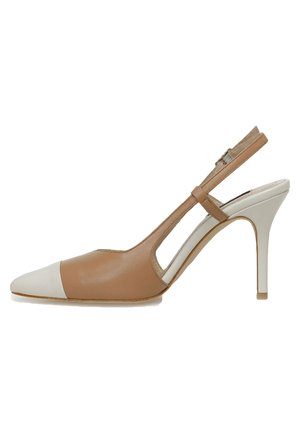 Beige-weißer spitz zulaufender High-Heel-Slingback mit dünnem Knöchelriemen und Stilettabsatz.