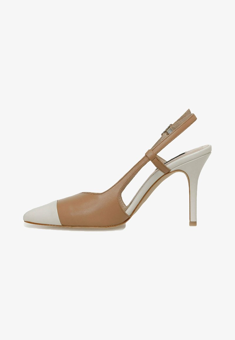 Chaussure slingback à talon haut camel et blanc à bout pointu, avec une fine bride à la cheville et un talon aiguille.