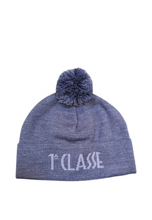 Cappellino di maglia blu con pon pon sulla sommità e il testo "1° CLASSE" sul risvolto frontale.