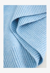 Unselected, light blue