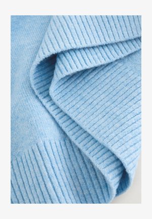 Šviesiai mėlynas, tekstūrinis audinys su vertikaliu raštu ir minkšta, pūkuota tekstūra. Sluoksniai šiek tiek persidengia, sukurdami gylio ir minkštumo jausmą.