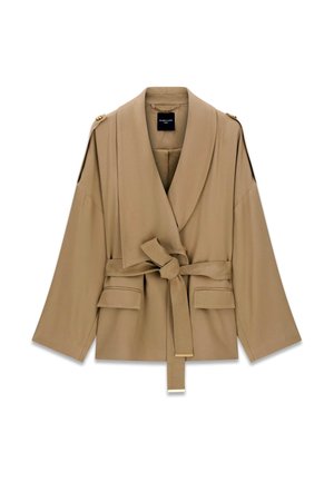 Giacca taupe con cintura, ampie gonne, maniche lunghe, spalline e due tasche frontali con pattina.