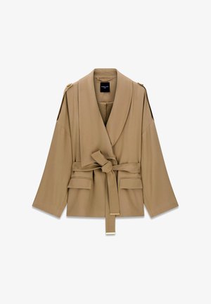 Giacca taupe con cintura, ampie gonne, maniche lunghe, spalline e due tasche frontali con pattina.