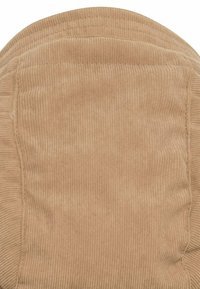 Hellbraune Cordura-Hausschuhe mit glatter Textur und rundem Oberteil. Sie verfügen über vertikale rippierte Muster und gestickte Kanten für Langlebigkeit.