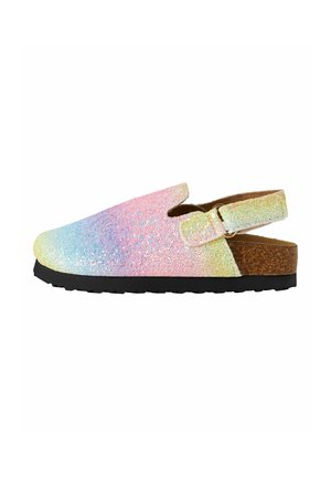 Sandale slip-on cu baretă spate reglabilă, talpă din plută, talpă neagră și partea superioară cu gradient glitter pastelat în tonuri de albastru, roz și galben.