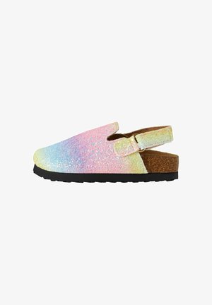 Sandale slip-on cu baretă spate reglabilă, talpă din plută, talpă neagră și partea superioară cu gradient glitter pastelat în tonuri de albastru, roz și galben.