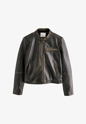 Must must nahkjope, millel on seisev krae, eeslukk ja kaks külgetaskut. Omab rinna kõrvataskut lukuga ja peent tekstuuri.