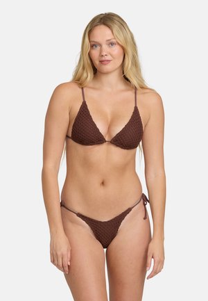 Bikini triangulaire en maille marron avec fines bretelles réglables. Présente un motif texturé et des liens sur le côté du bas.