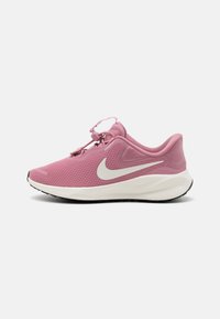 Roza atletska cipela s teksturiranim mrežastim gornjim dijelom, bijelim swoosh logom, elastičnim sistemom vezivanja i kontrastnim crnim potplatom.