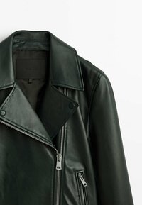 Veste de motard en cuir noir avec larges revers, fermetures éclair argentées et une poche zippée sur le côté droit avant.