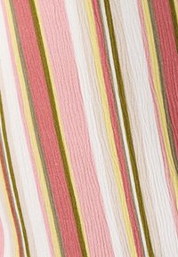 Tessuto con strisce verticali nei toni di rosa, bianco, giallo e verde; tessuto testurizzato con un leggero motivo a onde.