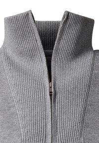 Grauer Strickpullover mit hohem Kragen, ausgestattet mit einer gerippten Textur und einem Frontreißverschluss. Auffällige Details sind dezente Zopfmuster.