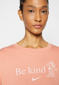 Nike Sportswear TREND CREW OVERSIZED - Camisola - madder root