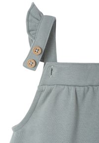 Hellgrünes Baumwollkleid mit Rüschenträgern, Holzknopfverschluss und geraffter Taille für zusätzliche Textur und Detail.