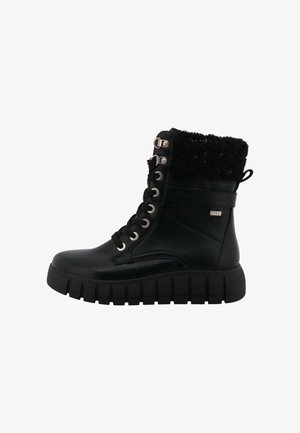 Sorte ankelstøvler med rund tå, quiltet blødt pelskrave, snørebånd foran og tyk gummisål med tydelige riller. Sølv hardware detaljer.