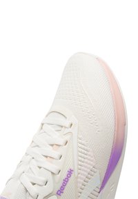 Λευκό αθλητικό παπούτσι με υφασμάτινη εσείς, σε παστέλ ροζ και μοβ αποχρώσεις, έντονες κορδόνες και διακριτική επωνυμία στο πλάι.