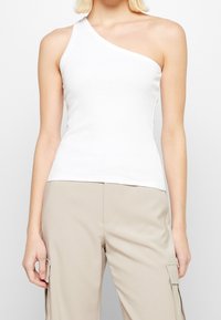 Gestuz Top