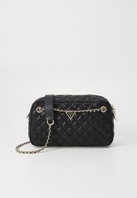 Borsa a tracolla sintetica nera trapuntata con catena dorata e tracolla in pelle. Presenta un logo triangolare e una chiusura con zip.