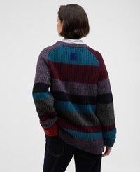 Kolorowy sweter z dzianiny z szerokimi poziomymi paskami w odcieniach bordowego, niebieskiego i szarego. Z detalem o fakturowanym wykończeniu i luźnym kroju.