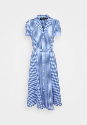 Vestido de cuadros vichy azul y blanco con botones, mangas cortas, cuello y cinturón en la cintura, hasta la rodilla, presentado sobre un fondo blanco.