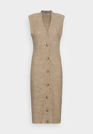 Bezrekawowa beżowa dzianinowa sukienka midi z głębokim dekoltem w kształcie litery V i siedmioma guzikami z przodu, wykonana z teksturowanej mieszanki wełny.