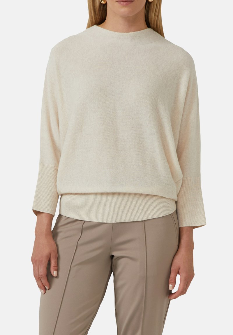 Cremefarbener Pullover mit lässiger Passform, gerippten Bündchen und Saum. Weicher Stoff, Bootsausschnitt-Design und Dreiviertelärmel.