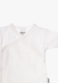 Weißer Babywickelbodysuit aus Baumwolle mit kurzen Ärmeln, V-Ausschnitt-Design, Druckknöpfen und dekorativen Nähten entlang der Kanten. Markenetikett sichtbar.
