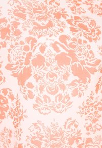 Tissu rose doux avec un motif damassé floral corail élaboré, comportant des motifs floraux et feuillages ornementaux symétriques.