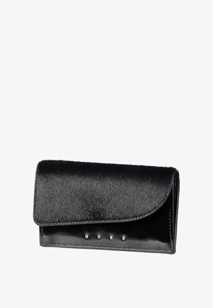 Černá kožená peněženka s lesklým povrchem a strukturovaným materiálem připomínajícím srst na klopě. Na přední straně je stříbrný vyražený nápis značky.