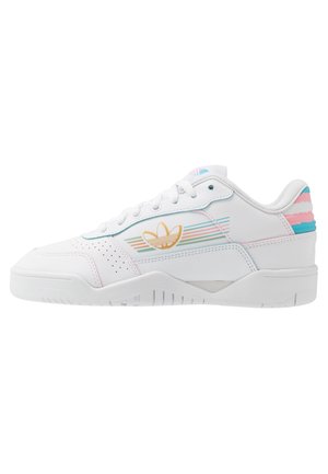 Białe niskie sneakersy Adidas z pastelowymi różowymi, niebieskimi i złotymi paskami, z logo Adidas trefoil po bokach i akcentami na pięcie.