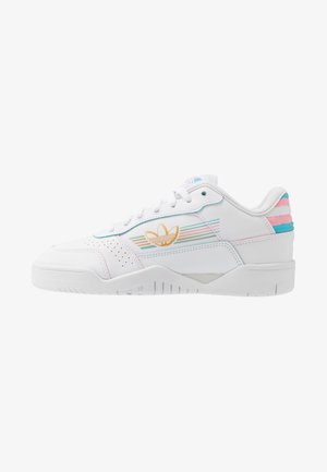 Białe niskie sneakersy Adidas z pastelowymi różowymi, niebieskimi i złotymi paskami, z logo Adidas trefoil po bokach i akcentami na pięcie.