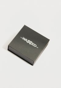 Μαύρο τετράγωνο κουτί με το λογότυπο "WASTED PARIS" σε λευκό, με στυλιζαρισμένα, αλληλοεπικαλυπτόμενα γράμματα σε απλό λευκό φόντο.