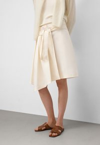 ADOLFO DOMINGUEZ DRAPED - Shorts - natural white
