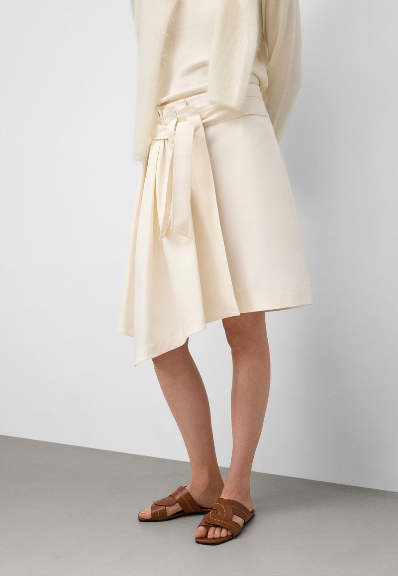 ADOLFO DOMINGUEZ DRAPED - Shorts - natural white