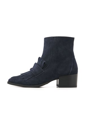 Marineblaue Wildleder-Ankle Boots mit runder Spitze, die mit einem Fransen-Detail vorne und einem robusten schwarzen Blockabsatz ausgestattet sind.