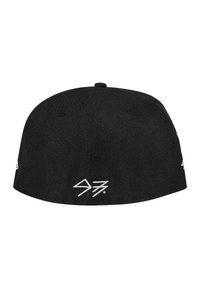 Cappello nero con visiera piatta, dotato di accenti bianchi ricamati e un design grafico sul retro. Realizzato in tessuto di materiale testurizzato.