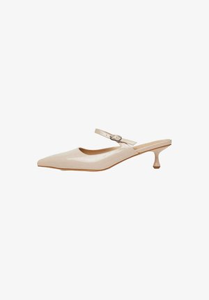 Chaussure slingback beige à bout pointu avec une finition brillante, fine sangle fixée par une boucle en argent et un petit talon évasé.