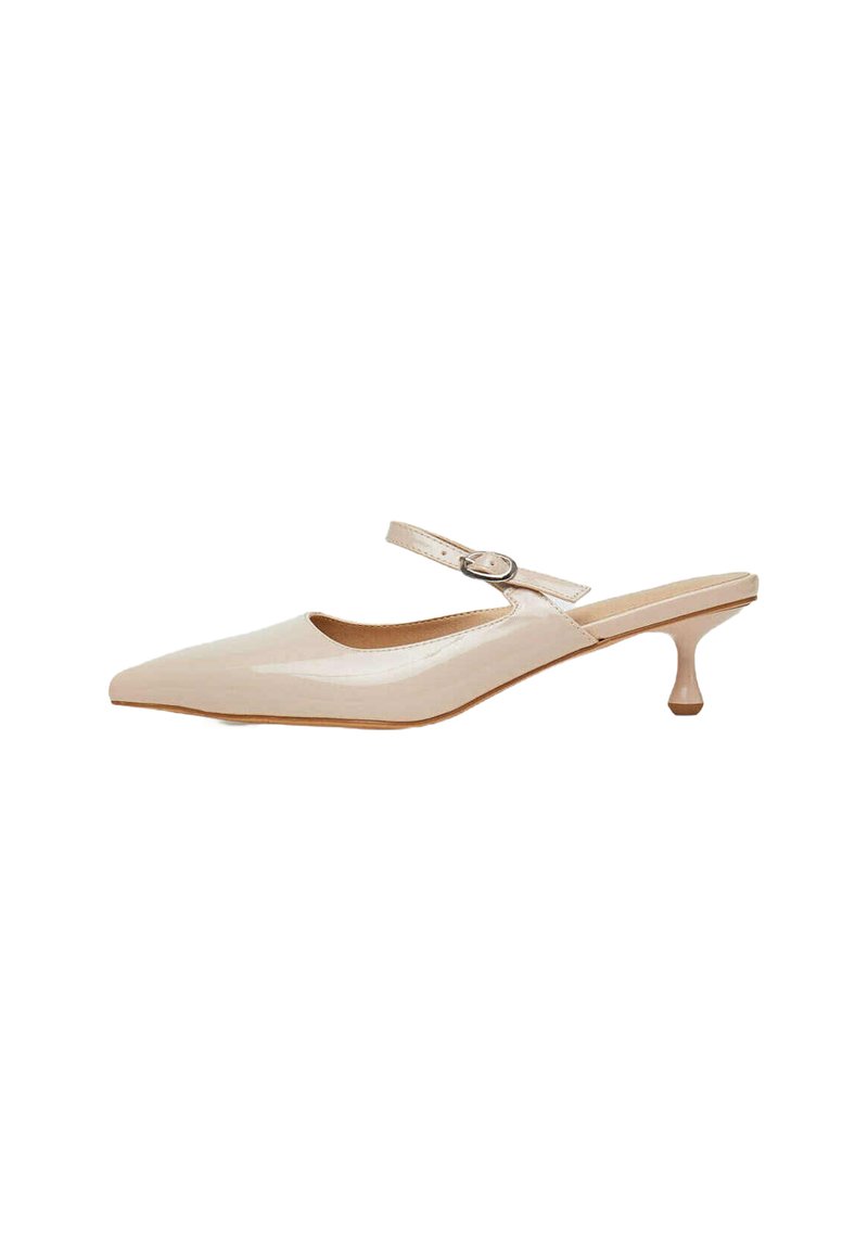 Chaussure slingback beige à bout pointu avec une finition brillante, fine sangle fixée par une boucle en argent et un petit talon évasé.