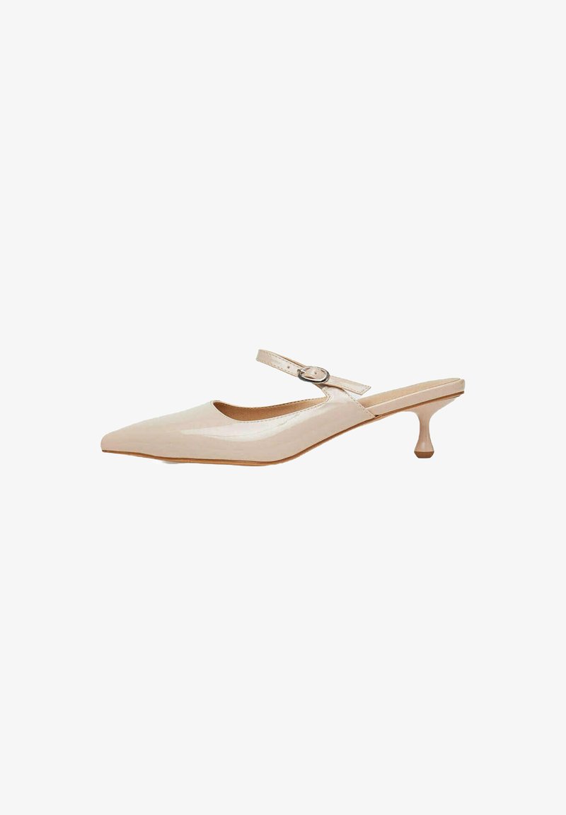 Beige Slingback-Schuh mit spitzem Zehenbereich und glänzendem Finish, dünnem Riemen, der mit einer silbernen Schnalle gesichert ist, und einem kurzen, ausgestellt geformten Kitten-Heel.