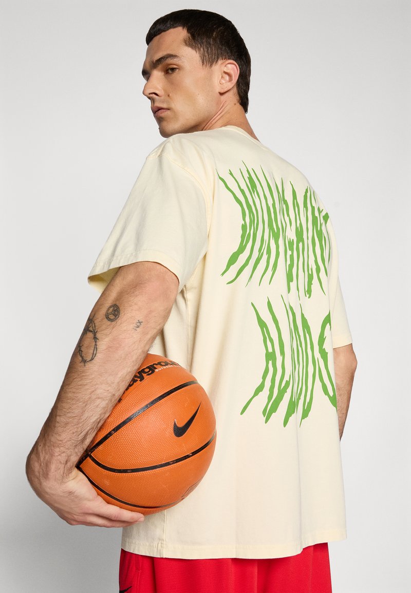 Nike Performance TEE M90 STREET Print T-shirt coconut milk/off