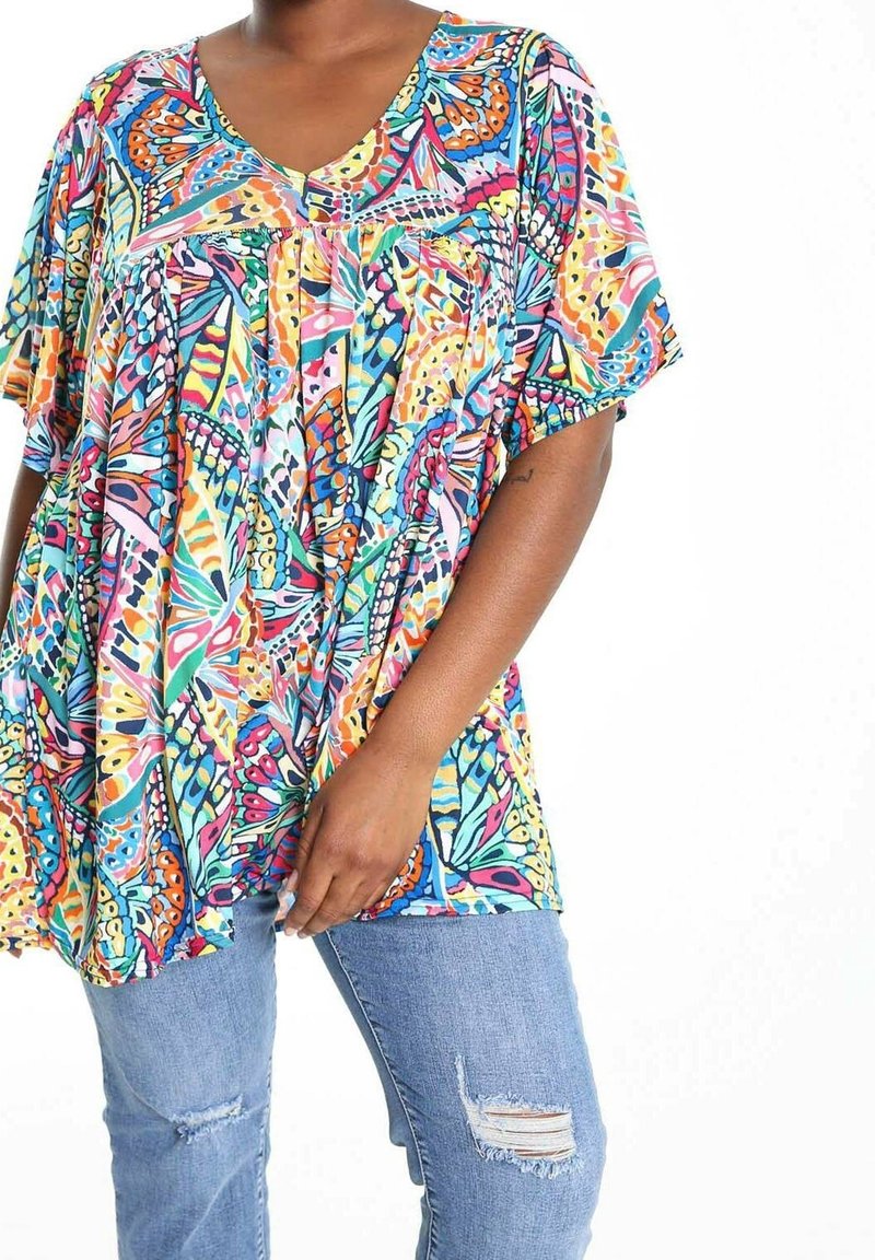 Haut multicolore ample avec des motifs de papillons et de fleurs, décolleté en V, manches courtes, fabriqué à partir d'un tissu léger.